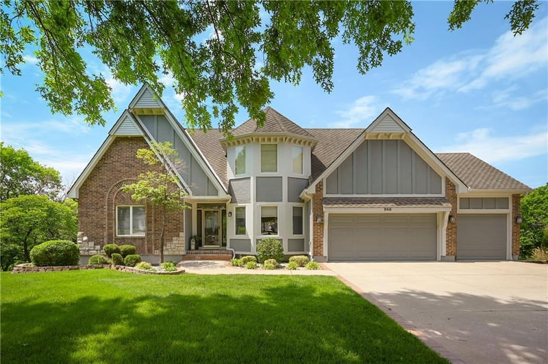 980 High Point Dr, Lee's Summit, MO 64081