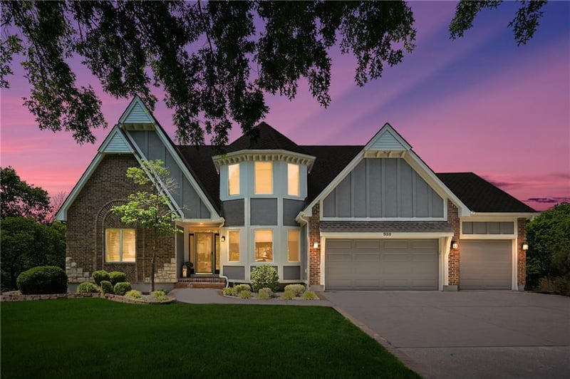980 High Point Dr, Lee's Summit, MO 64081