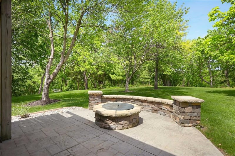 980 High Point Dr, Lee's Summit, MO 64081