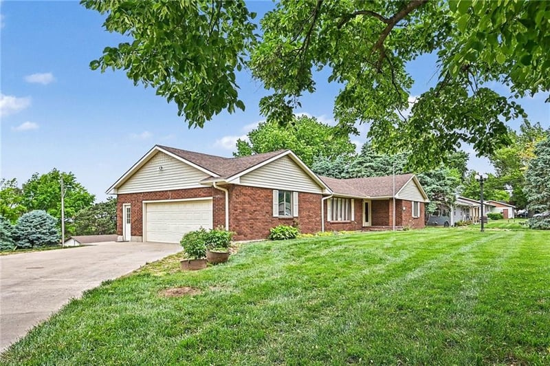 1701 Sunset Blvd, Mound City, MO 64470
