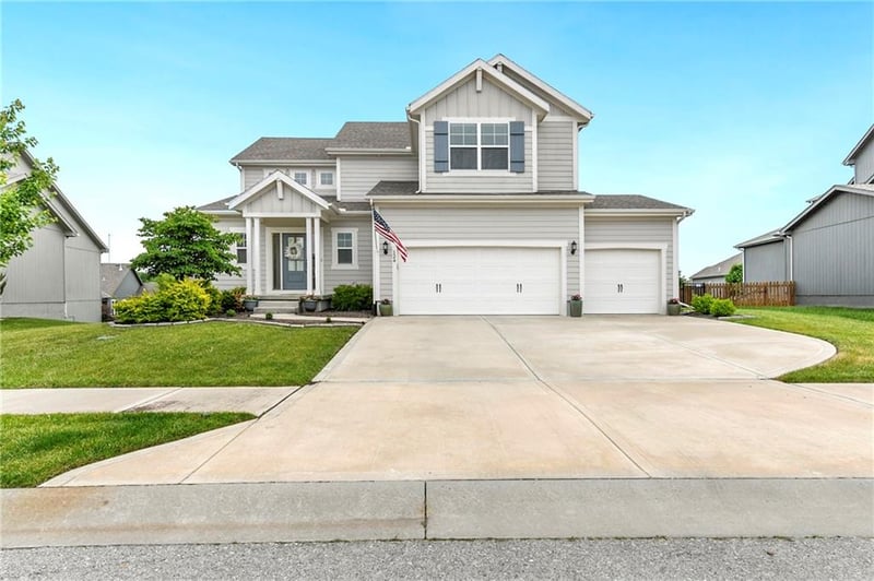 124 Briar Valley Ln, Blue Springs, MO 64064