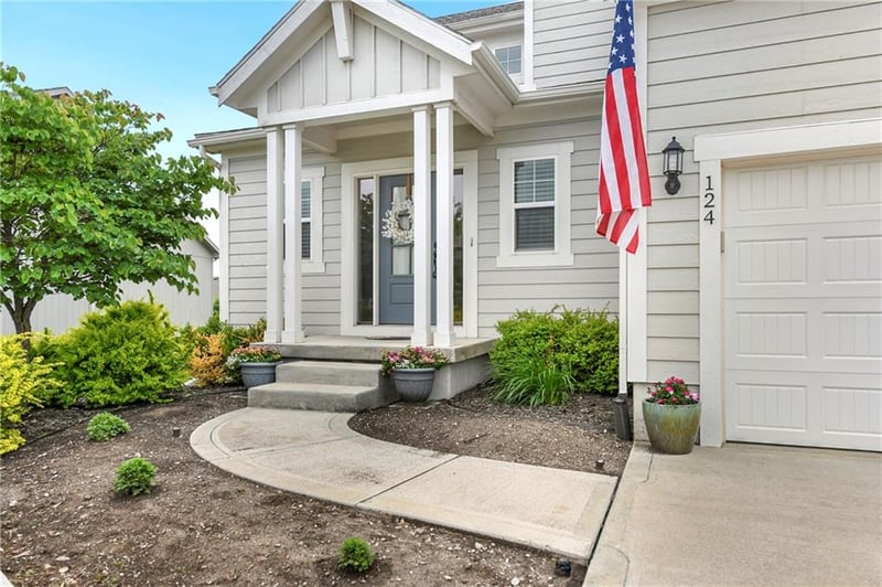 124 Briar Valley Ln, Blue Springs, MO 64064