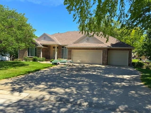 517 Raintree Dr, St Joseph, MO 64506
