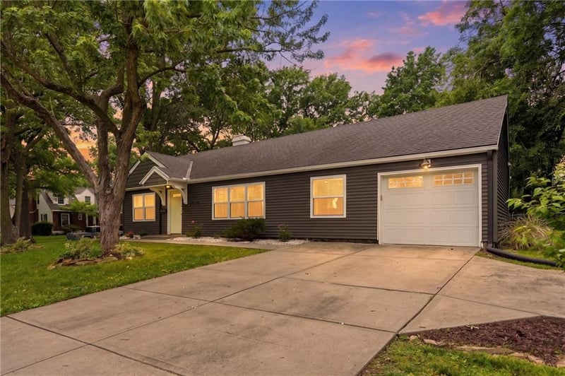 7816 Booth Dr, Prairie Village, KS 66208