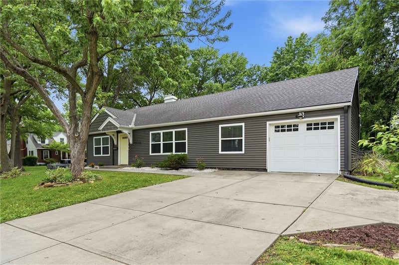 7816 Booth Dr, Prairie Village, KS 66208