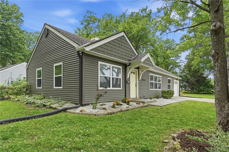7816 Booth Dr, Prairie Village, KS 66208