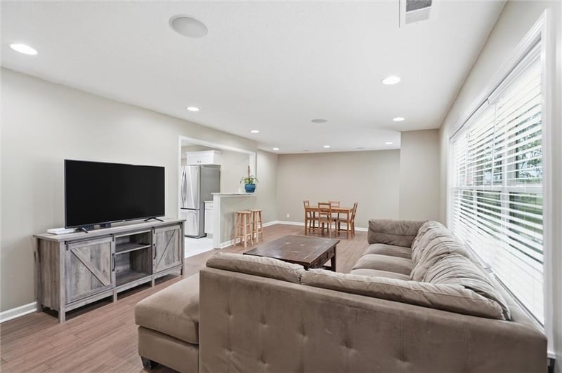 7816 Booth Dr, Prairie Village, KS 66208
