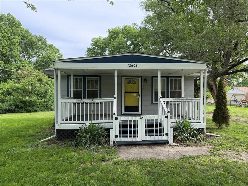 12602 37th St, Sugar Creek, MO 64050