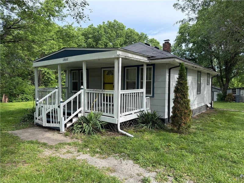 12602 37th St, Sugar Creek, MO 64050