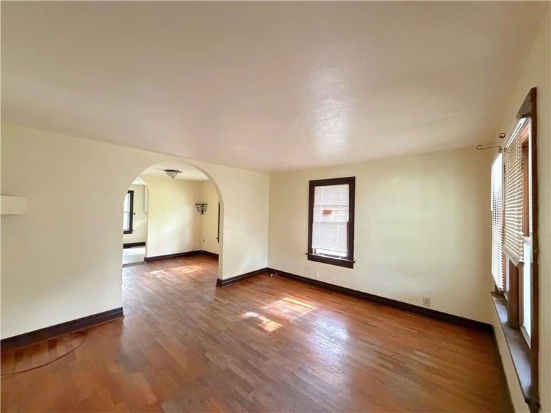 12602 37th St, Sugar Creek, MO 64050
