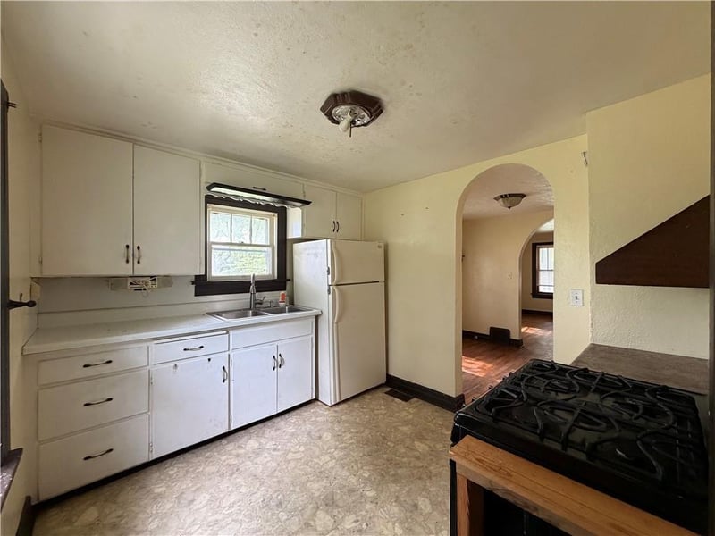 12602 37th St, Sugar Creek, MO 64050