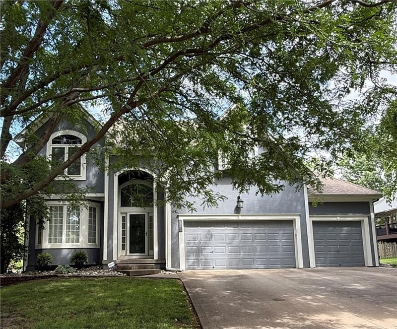 5717 Coral Dr, Lee's Summit, MO 64064