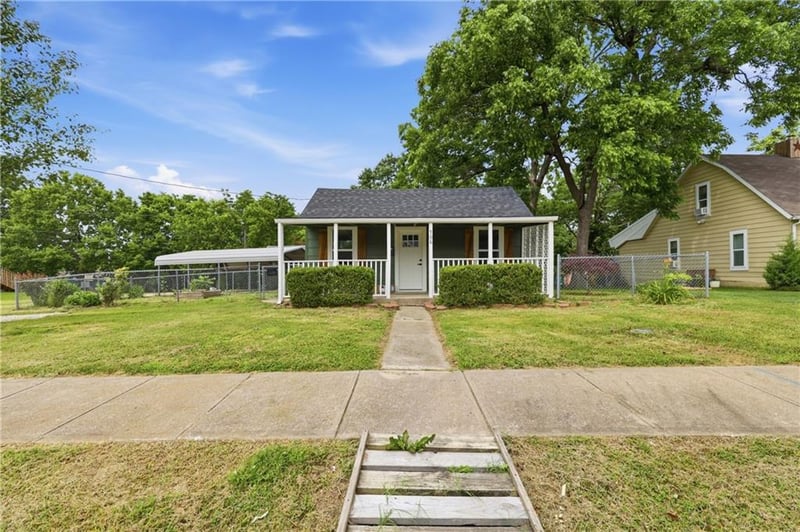 706 S Butler Dr, Harrisonville, MO 64701