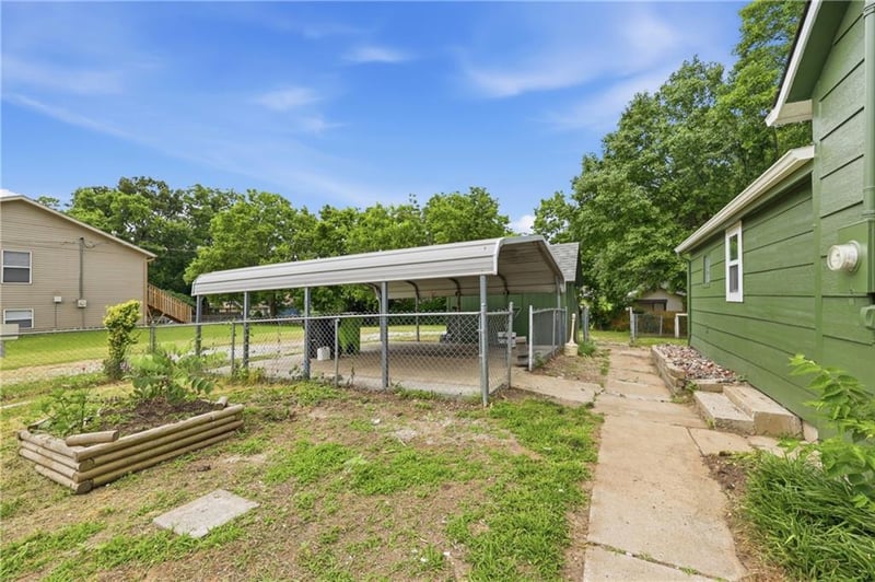 706 S Butler Dr, Harrisonville, MO 64701