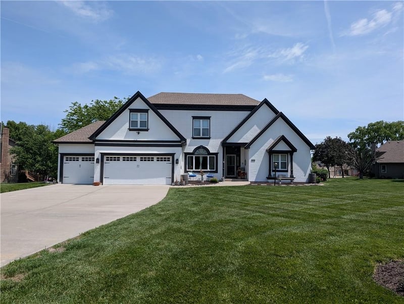 4215 Paddock Dr, Lee's Summit, MO 64082