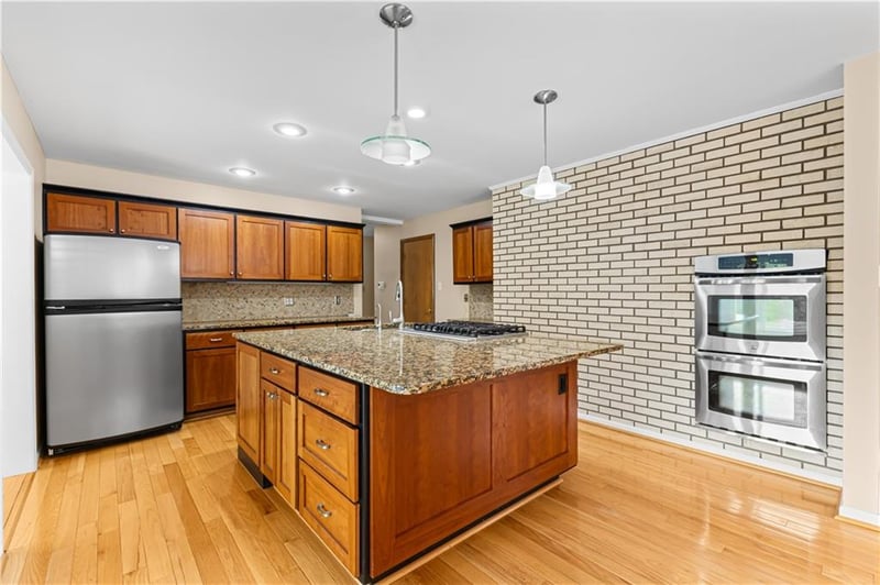 1902 Park Ridge Dr, St Joseph, MO 64503