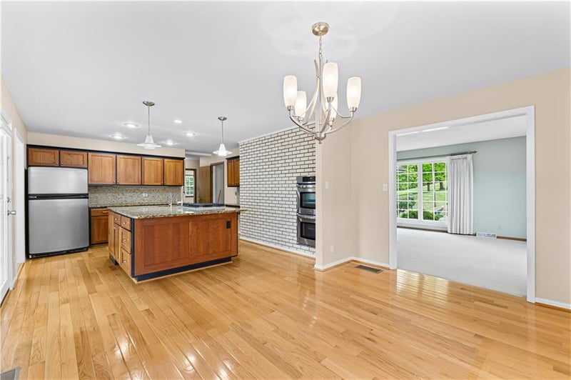 1902 Park Ridge Dr, St Joseph, MO 64503