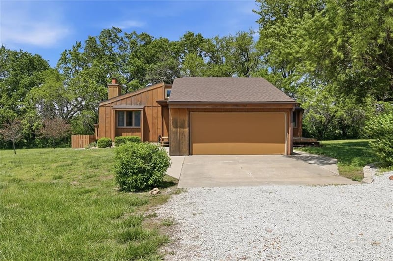 18520 178th St, Tonganoxie, KS 66086