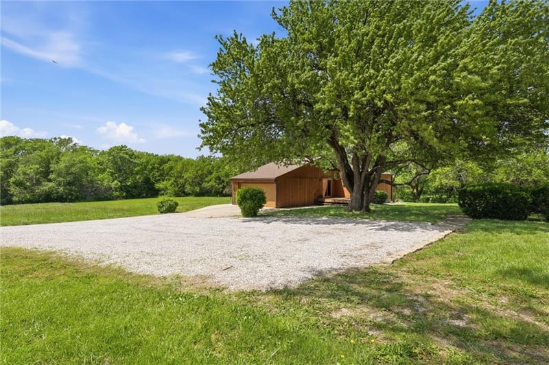 18520 178th St, Tonganoxie, KS 66086