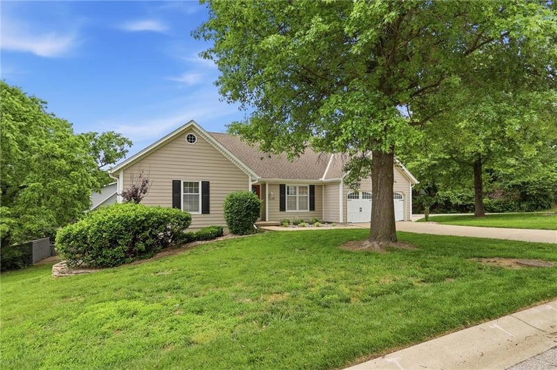 6626 Oak Ridge Dr, Shawnee, KS 66217