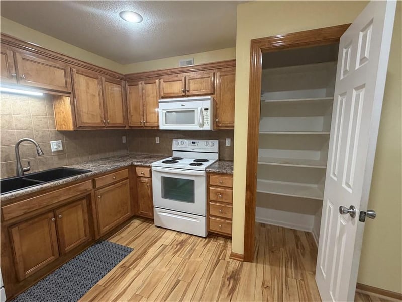 15621 Landauer Cir, Basehor, KS 66007
