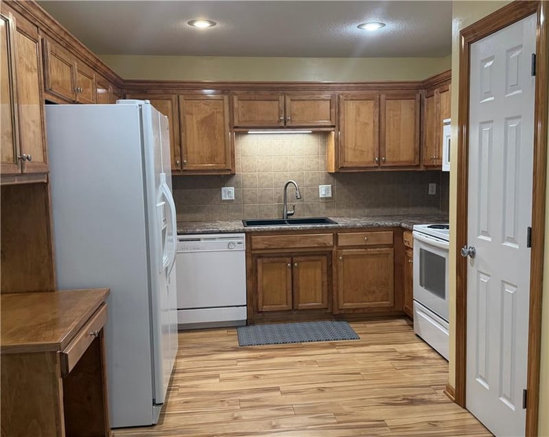 15621 Landauer Cir, Basehor, KS 66007