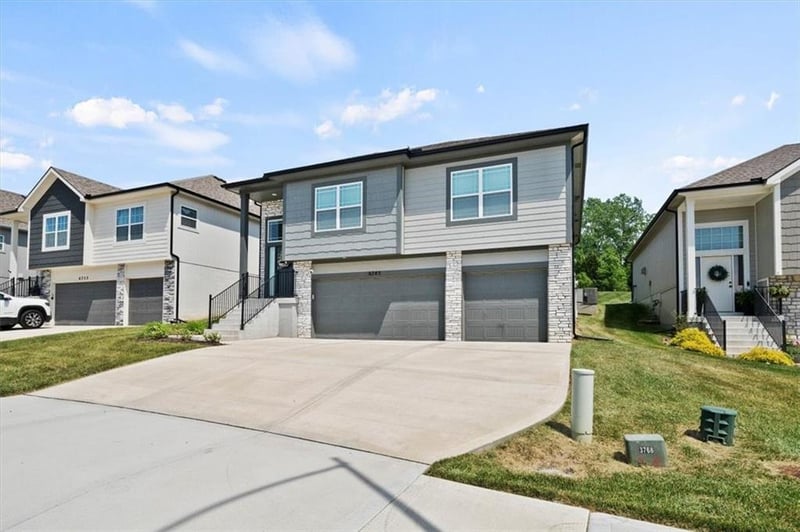 6745 Prairie Ln, Parkville, MO 64152