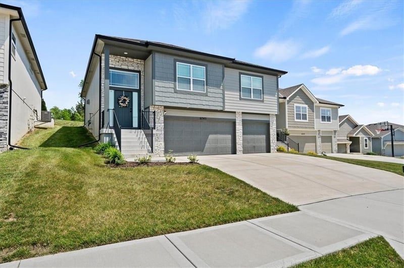 6745 Prairie Ln, Parkville, MO 64152