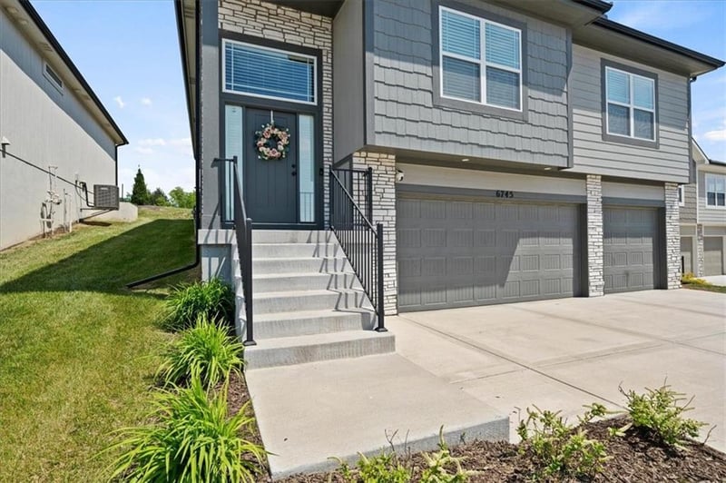 6745 Prairie Ln, Parkville, MO 64152