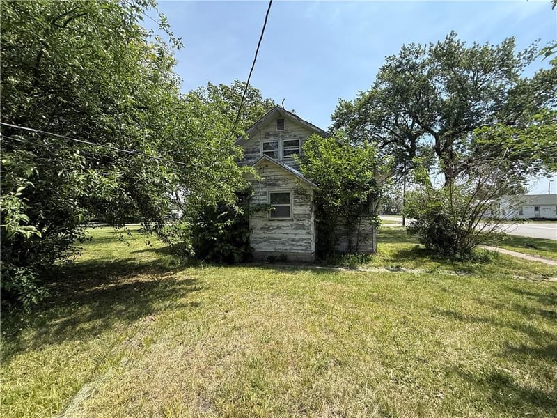 102 West St, Powhattan, KS 66527