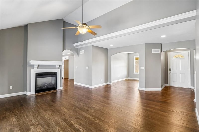 1322 Greenwood Dr, Tonganoxie, KS 66086