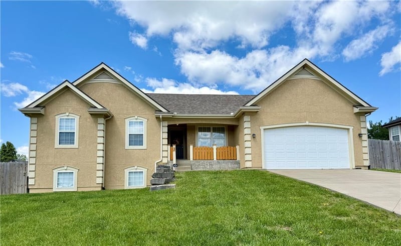 1322 Greenwood Dr, Tonganoxie, KS 66086