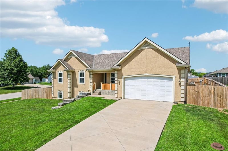 1322 Greenwood Dr, Tonganoxie, KS 66086