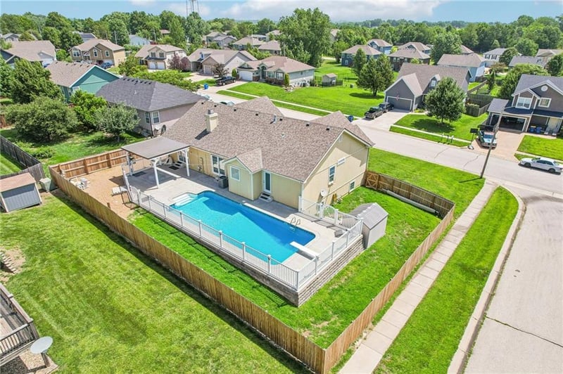 1322 Greenwood Dr, Tonganoxie, KS 66086