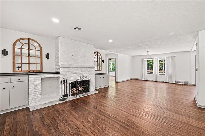 613 Red Rd, Independence, MO 64055
