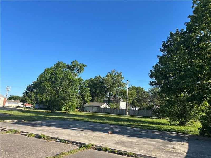 1412 8th St, Coffeyville, KS 67337