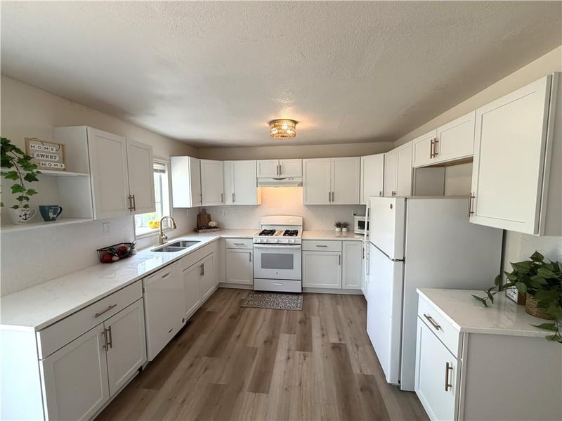 17223 Chula Vista Dr, Belton, MO 64012