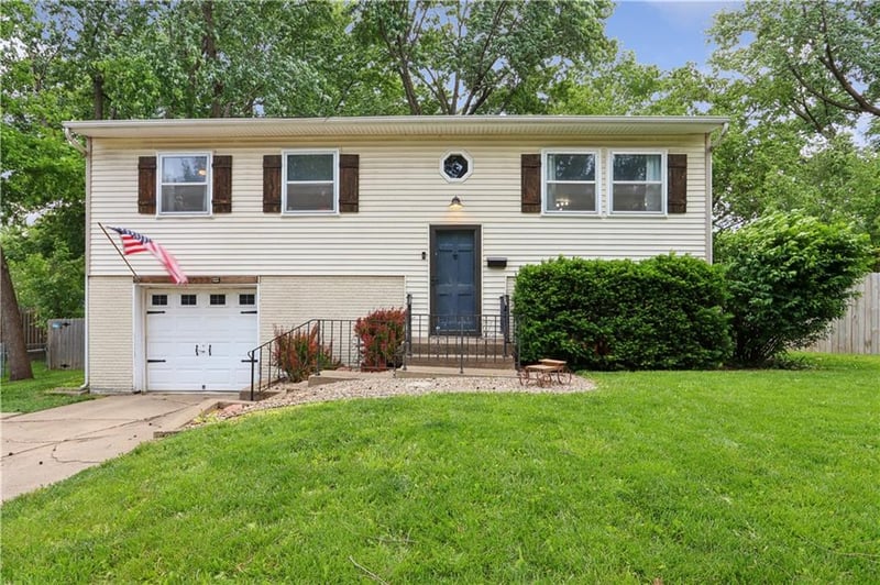 10022 Antioch Rd, Overland Park, KS 66212