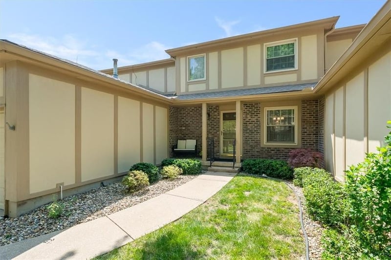 9698 Oakshire St, Overland Park, KS 66214