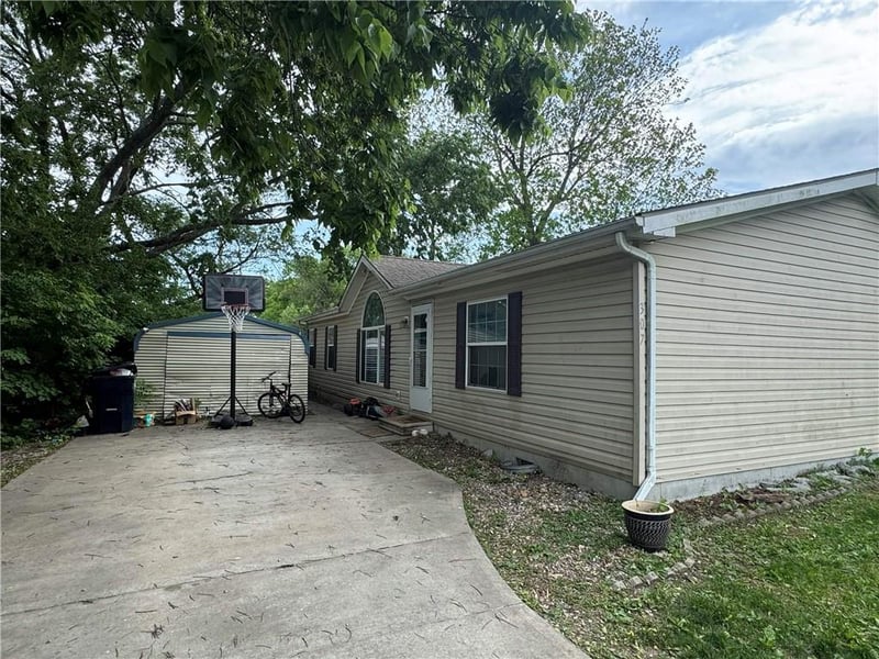 307 E Agnes St, Mclouth, KS 66054