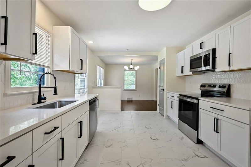 6711 Broadway St, Kansas City, MO 64118