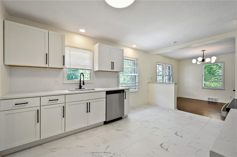 6711 Broadway St, Kansas City, MO 64118