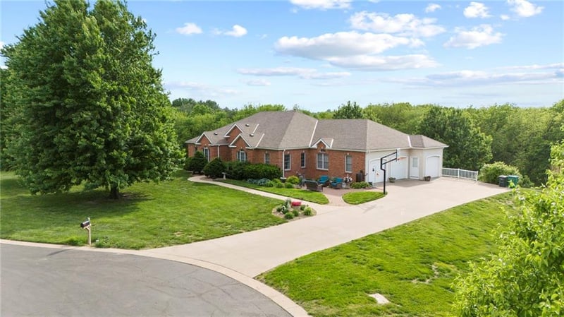 19704 Red Oak Blvd, St Joseph, MO 64505