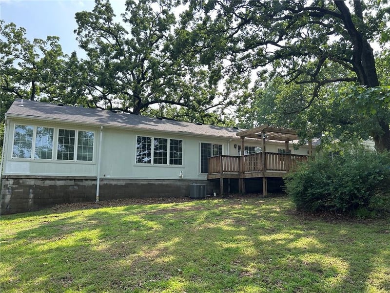 912 Briarwood Ln, Nevada, MO 64772