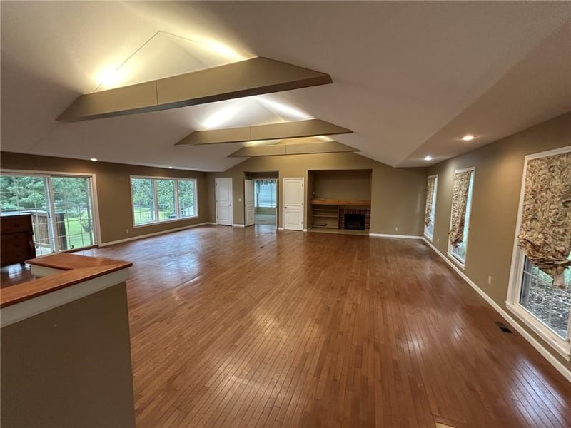 912 Briarwood Ln, Nevada, MO 64772