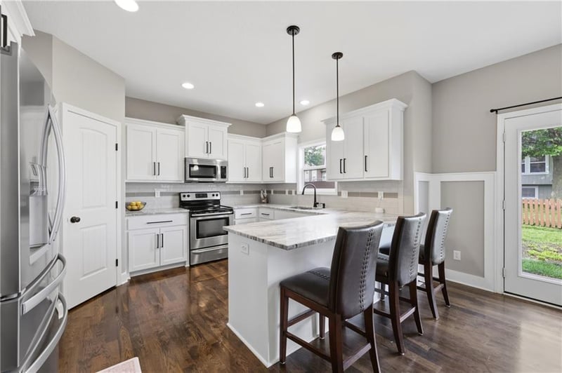 1273 Nagona Ln, Lee's Summit, MO 64082