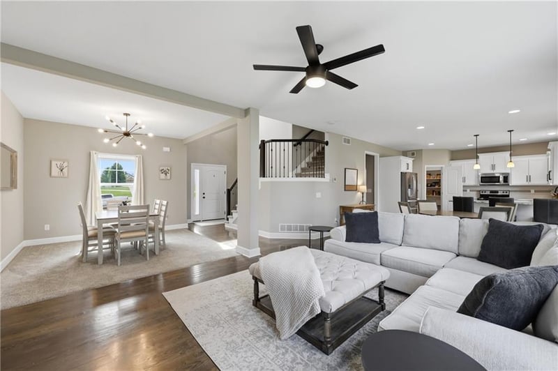 1273 Nagona Ln, Lee's Summit, MO 64082