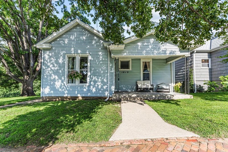 1819 Dewey Ave, St Joseph, MO 64505