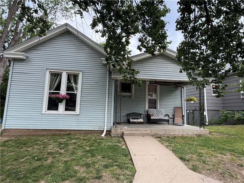 1819 Dewey Ave, St Joseph, MO 64505