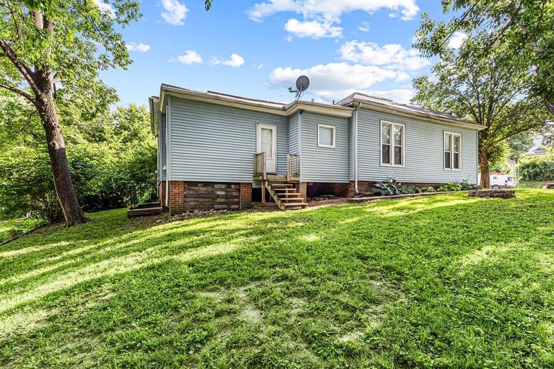 1819 Dewey Ave, St Joseph, MO 64505